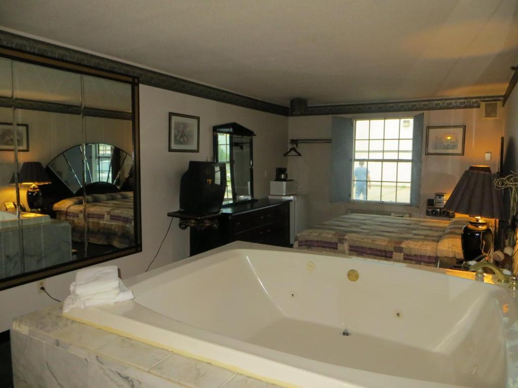 غورني Hollywood Inn & Suites الغرفة الصورة