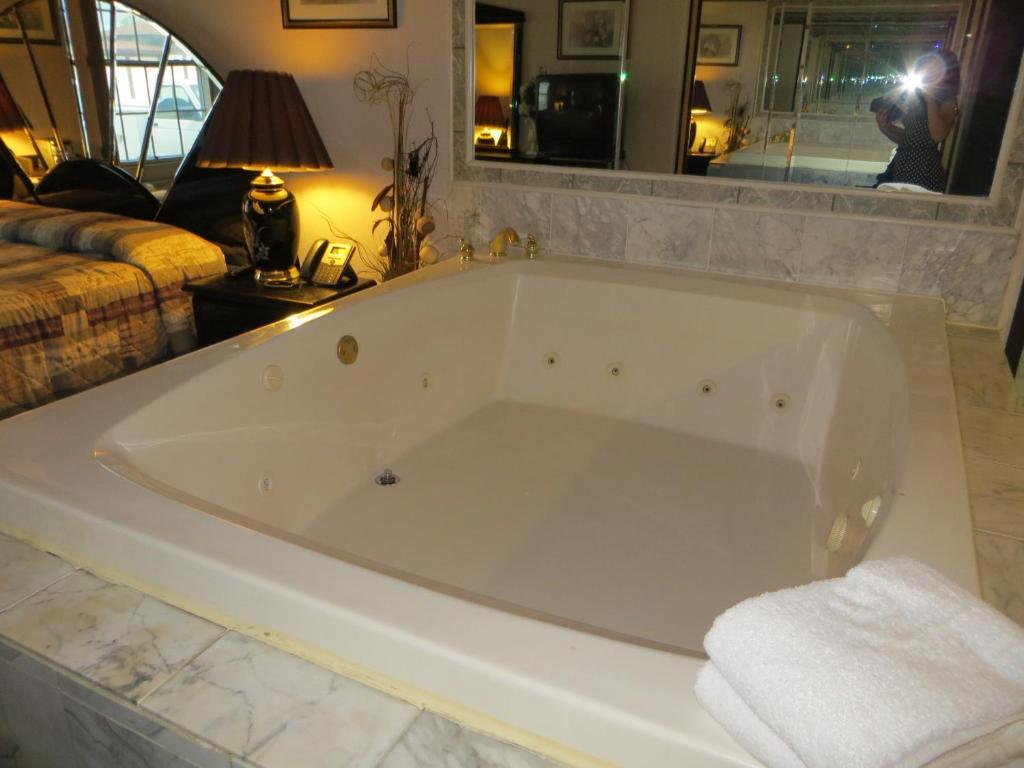 غورني Hollywood Inn & Suites الغرفة الصورة