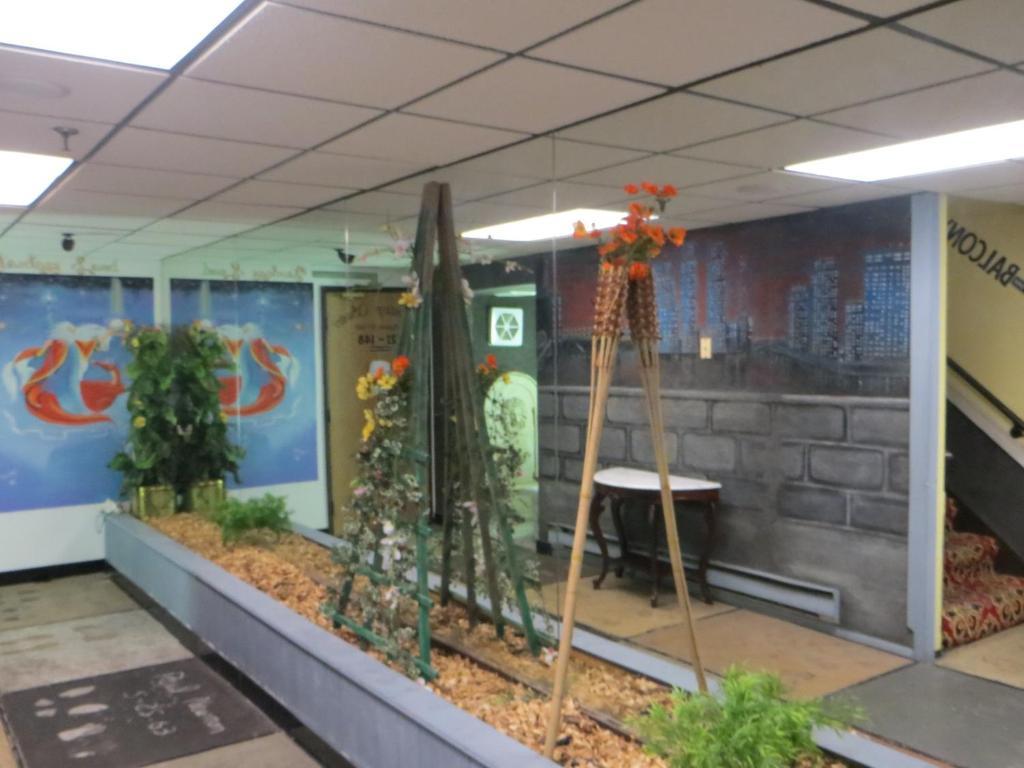غورني Hollywood Inn & Suites المظهر الخارجي الصورة