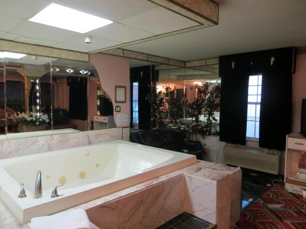 غورني Hollywood Inn & Suites الغرفة الصورة