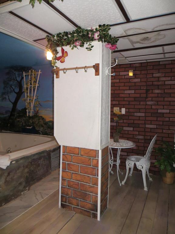 غورني Hollywood Inn & Suites المظهر الخارجي الصورة