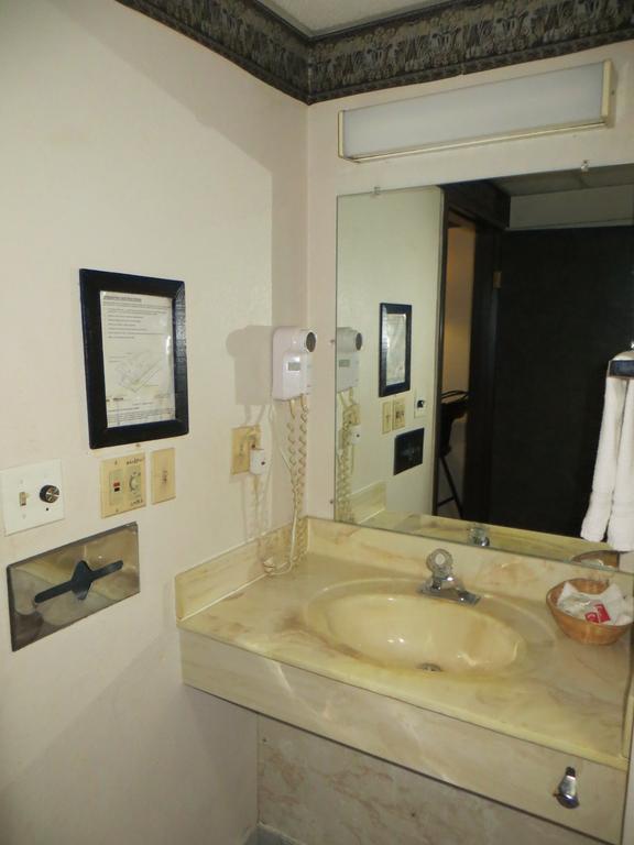 غورني Hollywood Inn & Suites المظهر الخارجي الصورة